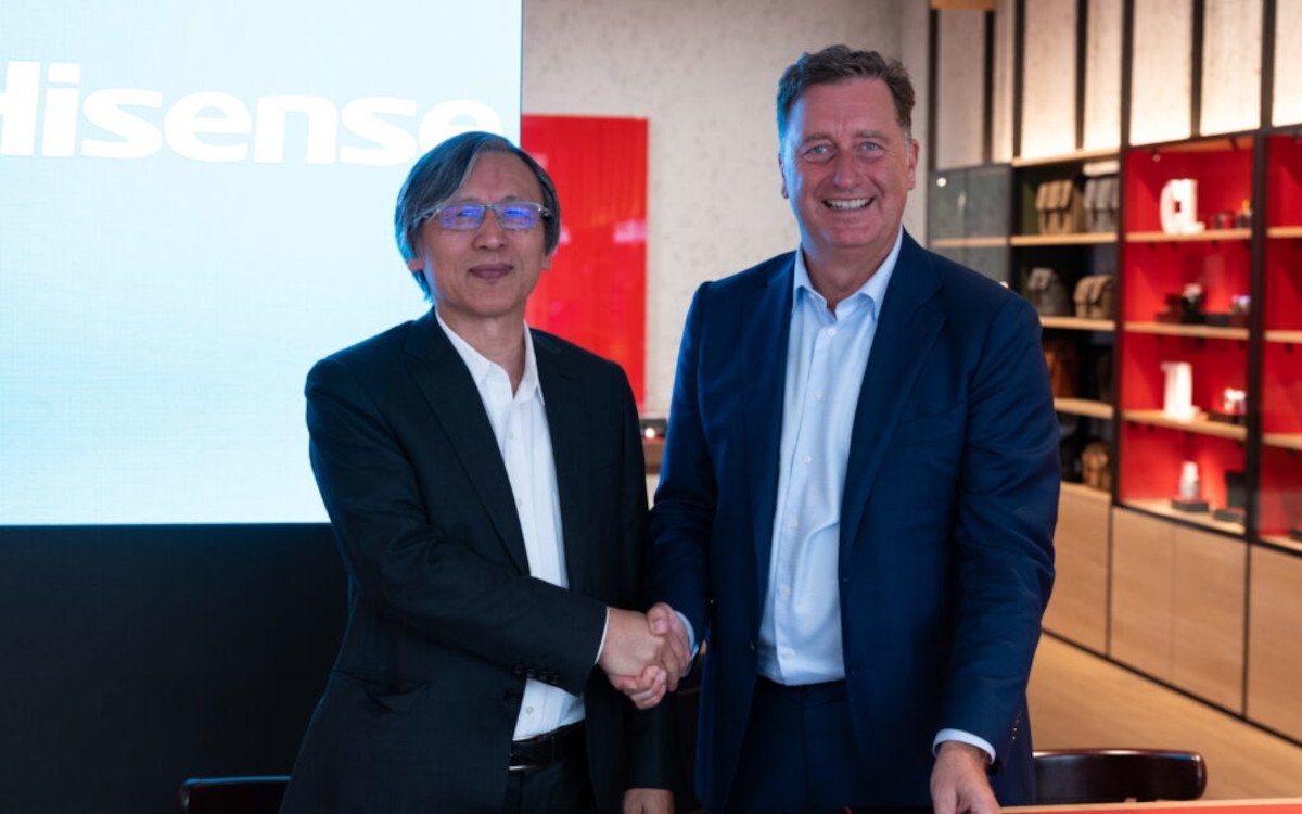 Lan Lin, Präsident von Hisense (links), und Matthias Harsch, CEO von Leica, besiegeln die Partnerschaft. (Foto: Leica Camera AG)