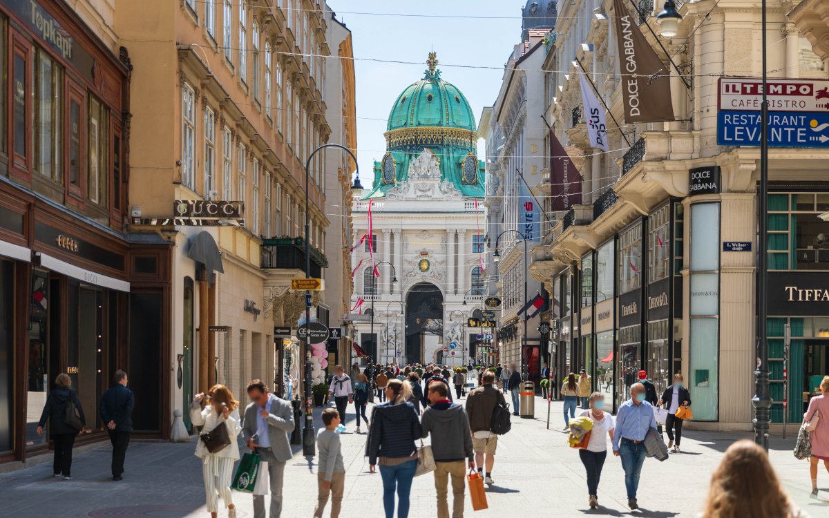 Ob beim Shopping oder auf dem Weg zur Arbeit: OoH hat laut aktuellen Mobilitätswerten Reichweitenpotenzial in Österreich. (Foto: Gewista)