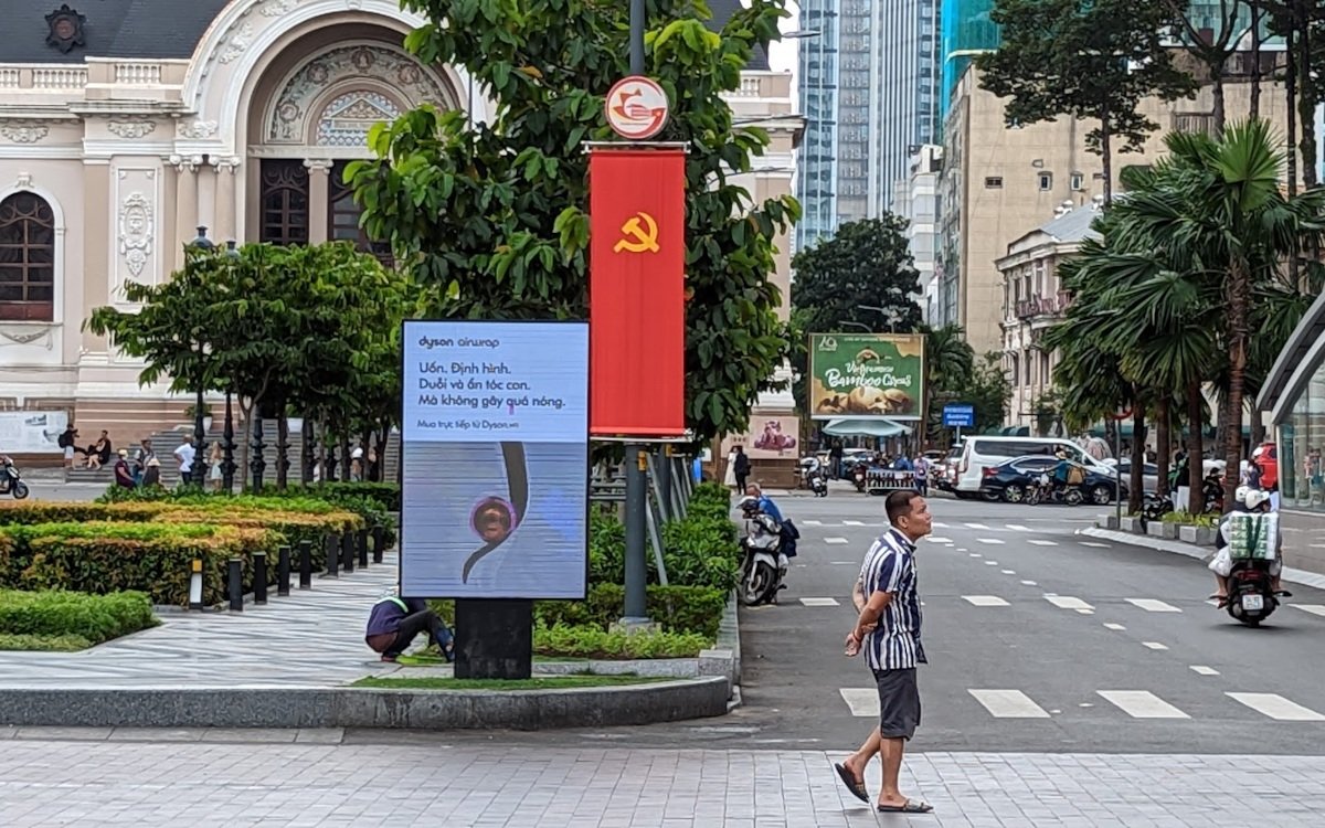 Dyson DooH-Werbung vor der Saigon Oper (Foto: invidis)