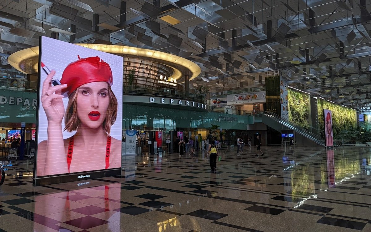 Dior-Kampagne am Flughafen Singapore (Foto: invidis)