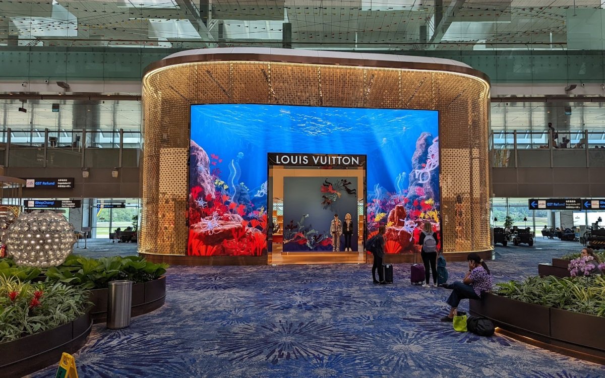 Louis Vuitton Medienfassade in Singapore (Foto: invidis)