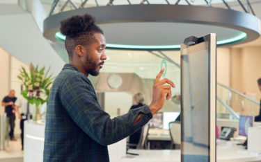 Keinen Screen mehr anfassen: Gestensteuerung ergänzt den Touchscreen bei Ultraleap über einen Infrarot-Sensor - in diesem Fall auf dem Screen. (Foto: Ultraleap)