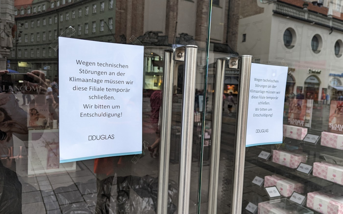 Die Douglas-Filiale in der Münchner Fußgängerzone musste aufgrund zu heißer Temperaturen schließen. (Foto: invidis)