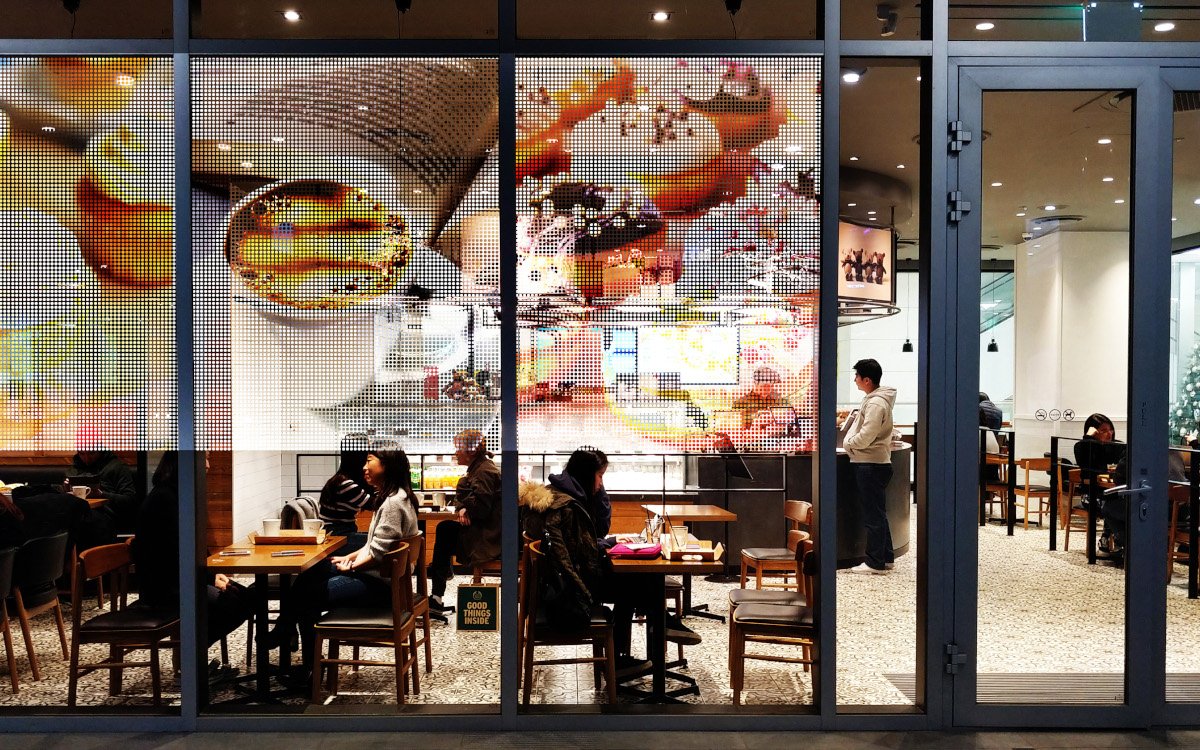Transparentes Display als Dekoration in einem Café (Inotouch)