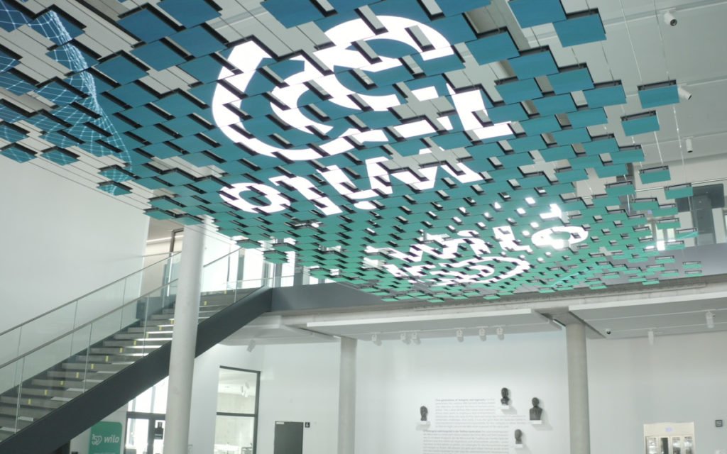 Die LED-Skulptur "Connected" im Foyer von Wilo (Foto: tennagels Medientechnik)