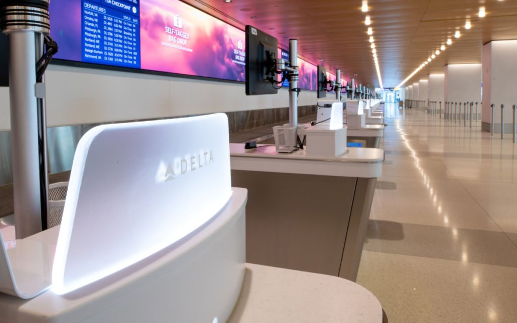Auch am Flughafen sind viele Screens mittlerweile Business Critical – Terminal in La Guardia, Los Angeles. (Foto: Delta Airlines)