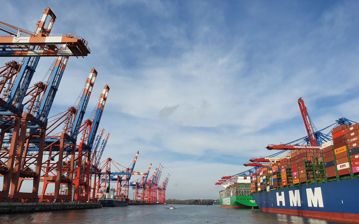 Die Containerpreise gehen zurück – Verladung im Hamburger Hafen. (Foto: invidis)