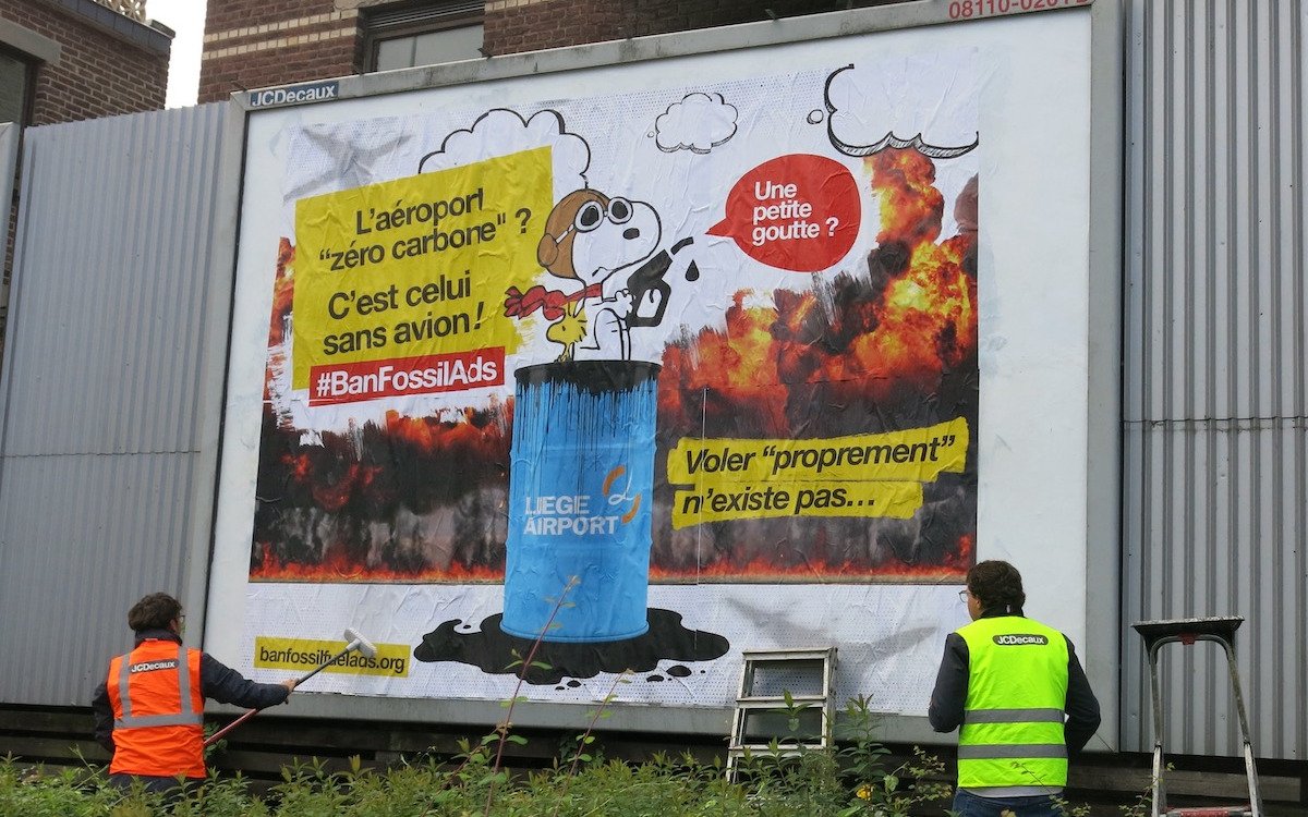 JC Décaux retira un cartel satírico en Lieja, Bélgica.  (Foto: brandalism.ch)