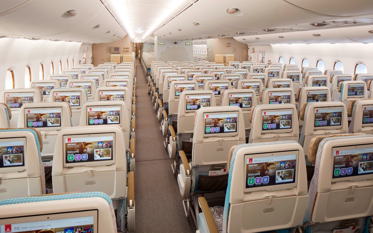 Flugzeugkabine mit vielen Screens – bisheriges ICE System (Foto: Emirates)