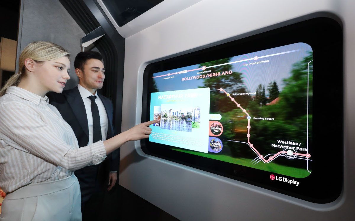 Auf der Innotrans 2022 zeigt LG Display sein Transparent-OLED-Zugfenster. (Foto: LG Display)