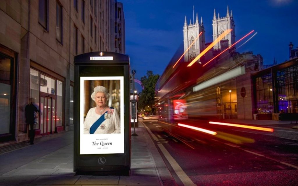 DooH erinnert an Queen Elizabeth II (Foto: Clear Channel)