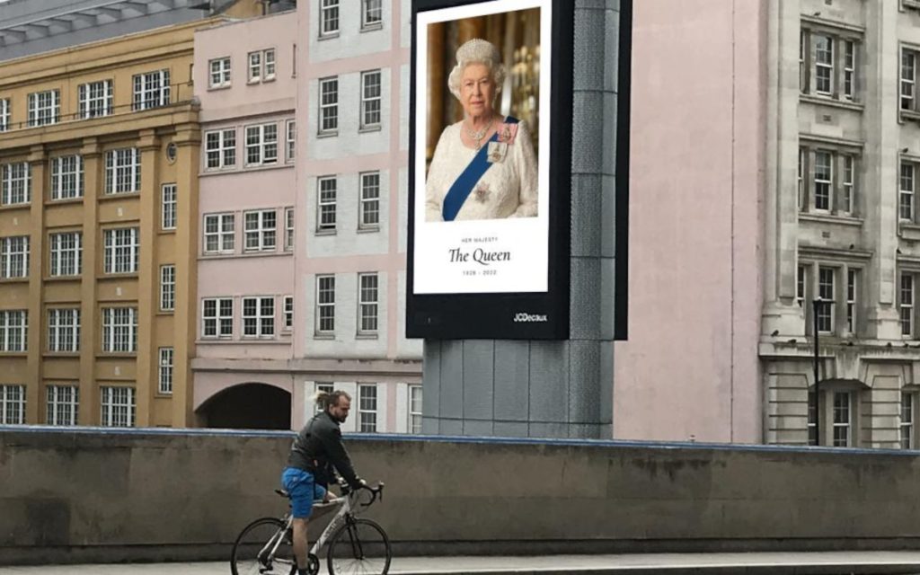 DooH erinnert an Queen Elizabeth II (Foto: JCDecaux)