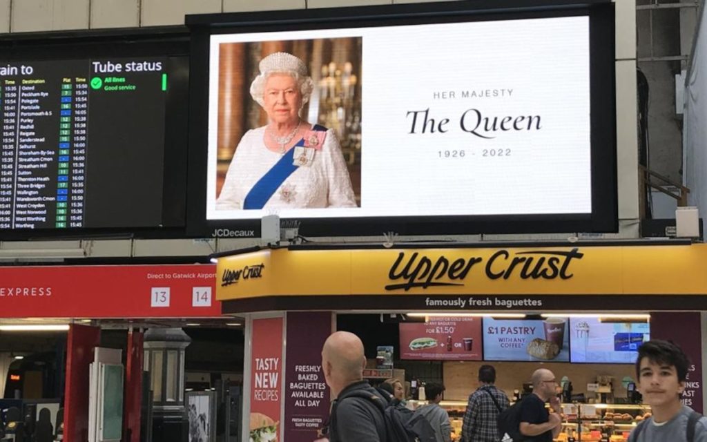 DooH erinnert an Queen Elizabeth II – hier nach Bekanntgabe ihres Todes (Foto: JCDecaux)