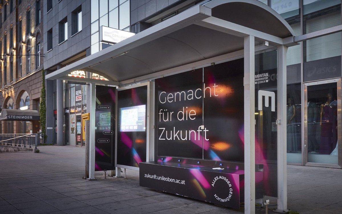 Interaktive Kampagne der Montanuniversität auf einer solarbetriebenen Wartehalle in Linz (Foto: EPAMEDIA)