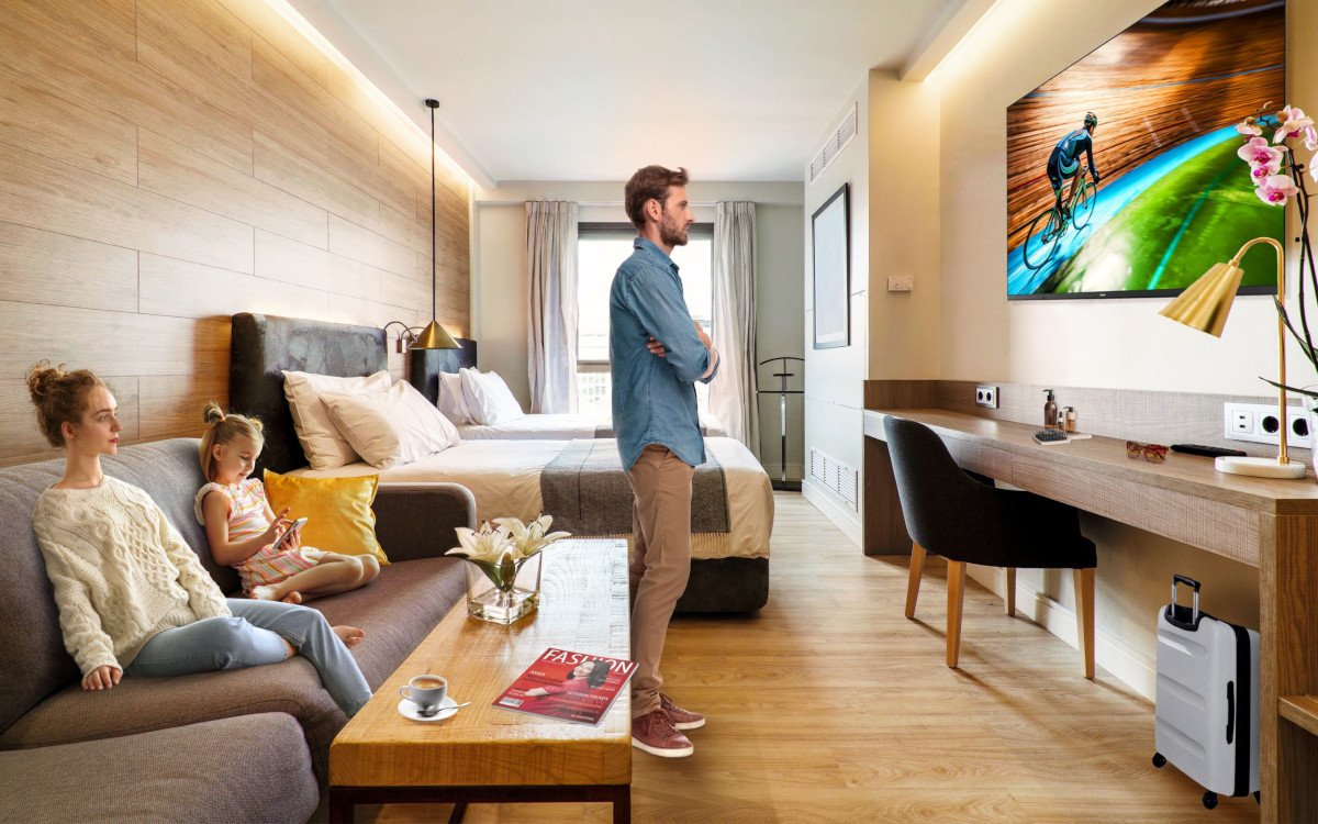 Der Philips Mediasuite TV bietet mit integriertem Chromecast verschiedene Entertainment-Optionen für Hotelgäste. (Foto: PPDS)