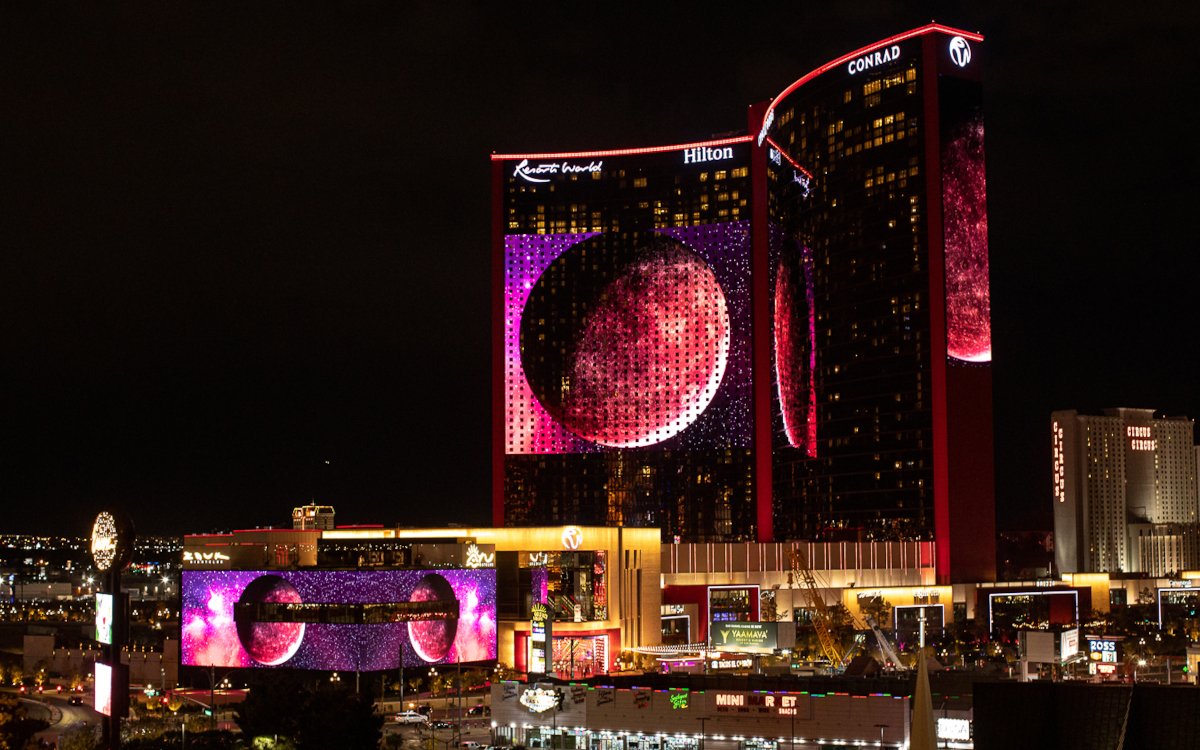 Synchronisierte Video-Animation auf den LED-Flächen des Resorts-World-Hotels in Las Vegas (Foto: Moment Factory)