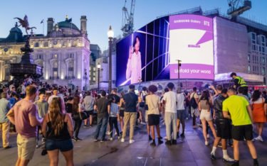 Das Musikvideo von BTS und Samsung lief unter anderem am Piccadilly Circus in London. (Foto: Samsung)