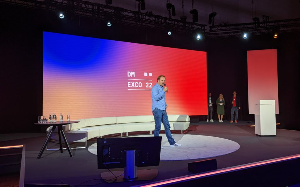 Lothar Krause, Co-CEO von Opinary, führte als Moderator durch den DooH Summit. (Foto: invidis)