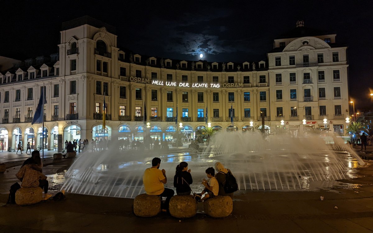 München leuchtet auch nach 22 Uhr - dank Laternen, des Osram-Schriftzuges und des Mondes. (Foto: invidis)