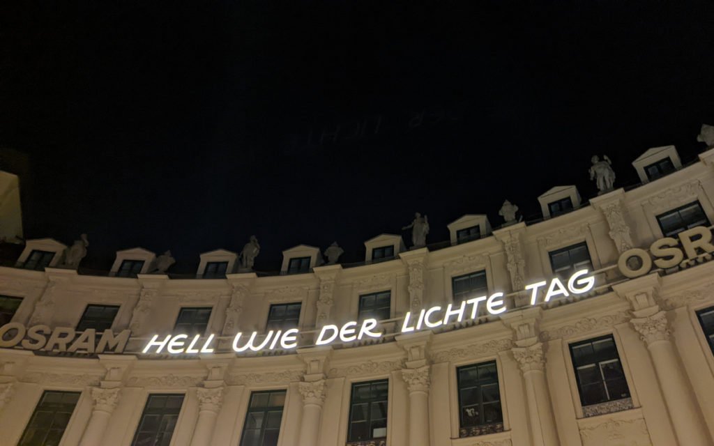 "Hell wie der lichte Tag" - Osram-Werbung am Karlsplatz (Foto: invidis)