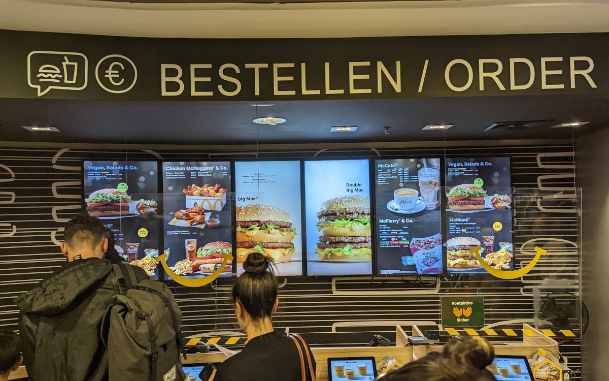Displays sind für die Menuanzeige und dessen Steuerung unerlässlich für QSRs wie McDonalds. (Foto: invidis)