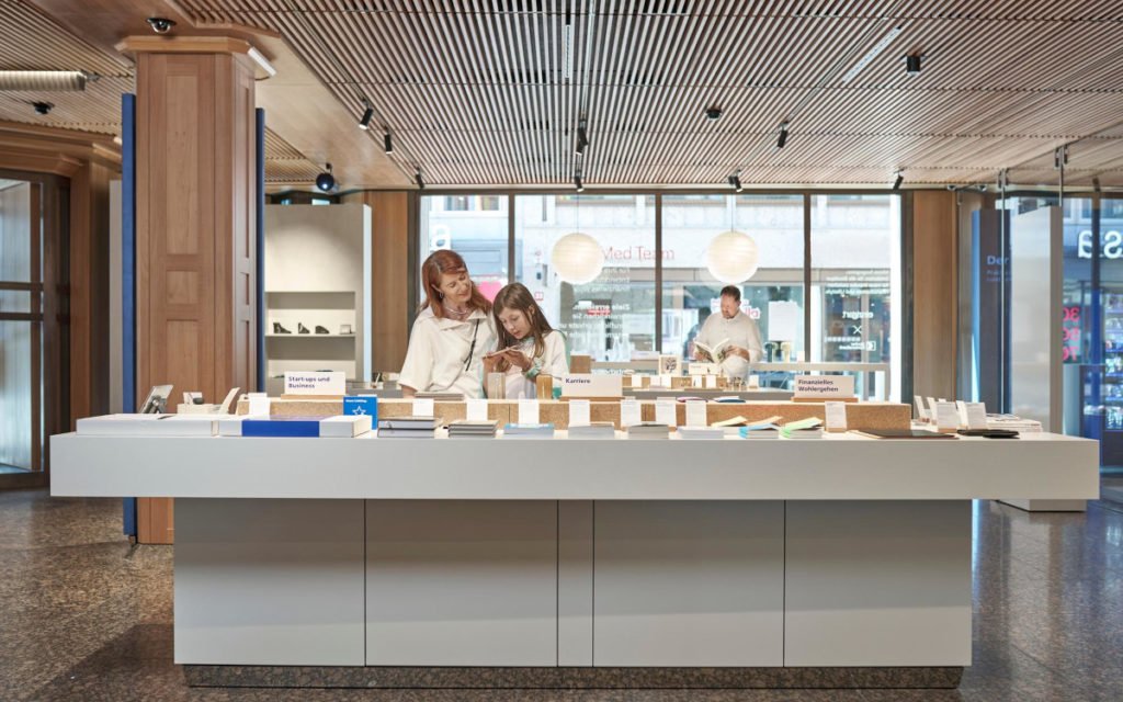 Ein Shop ist ebenfalls in die neue Filiale der Kantonalbank integriert. (Foto: Nik Hunger)