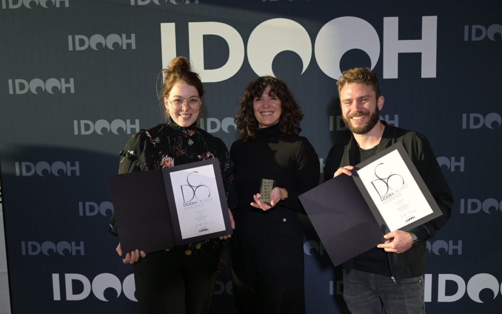 Die Kamapagne für die Deutsche Bahn bekam Gold in der Kategorie "DooH Classic". (Foto; IDOOH)