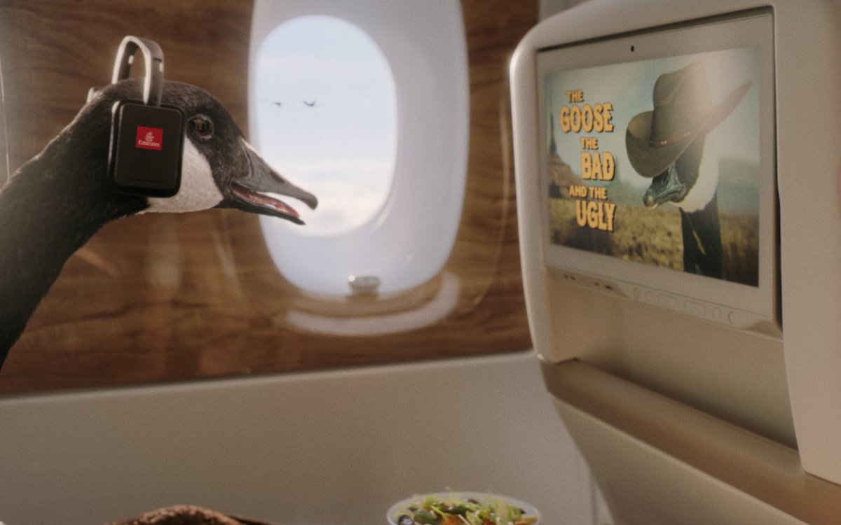 Statt selbst zu fliegen, guckt Gerry die Gans lieber Western auf dem Entertainment System von Emirates. (Foto: Emirates)