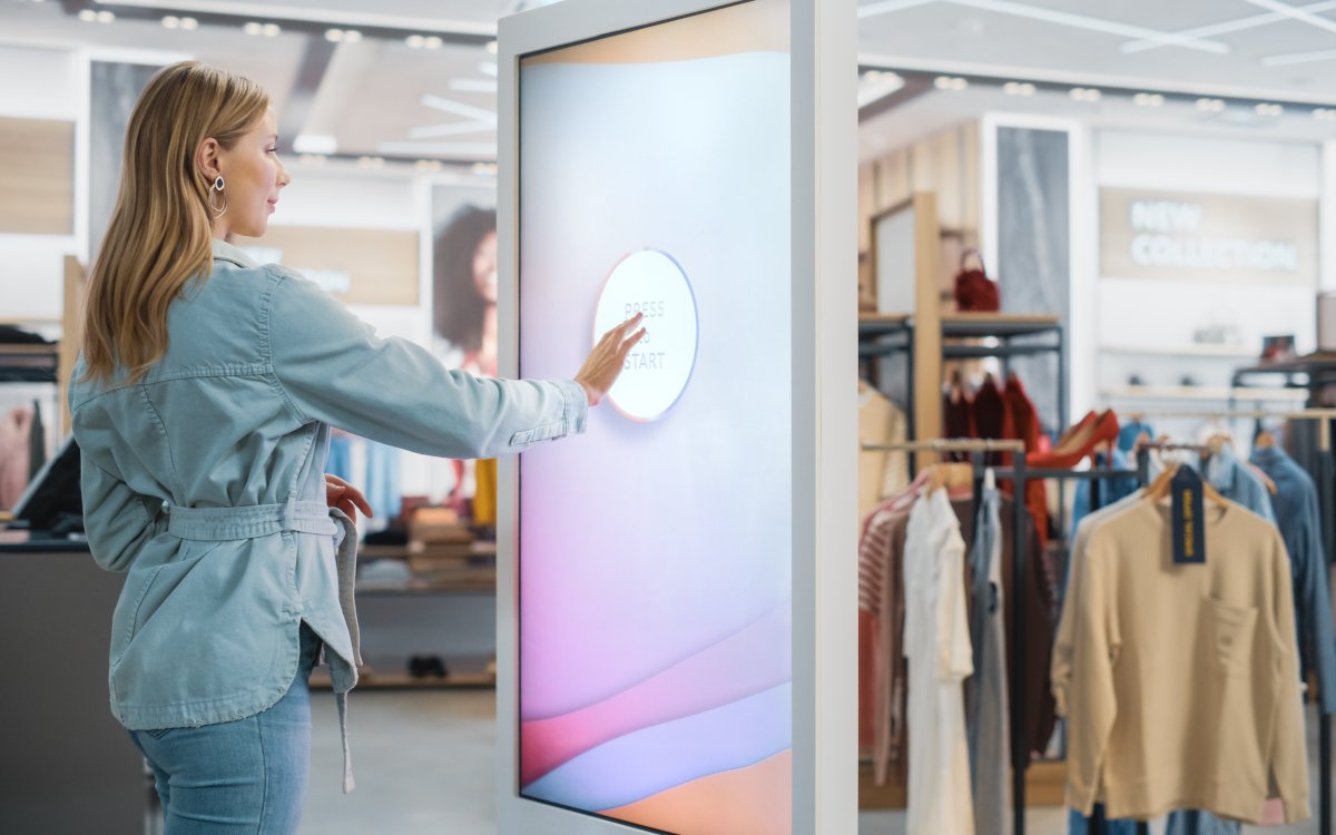 Interaktive Displays ergänzen das Shopping-Erlebnis - und machen für 44 Prozent der Deutschen einen Store attraktiver. 