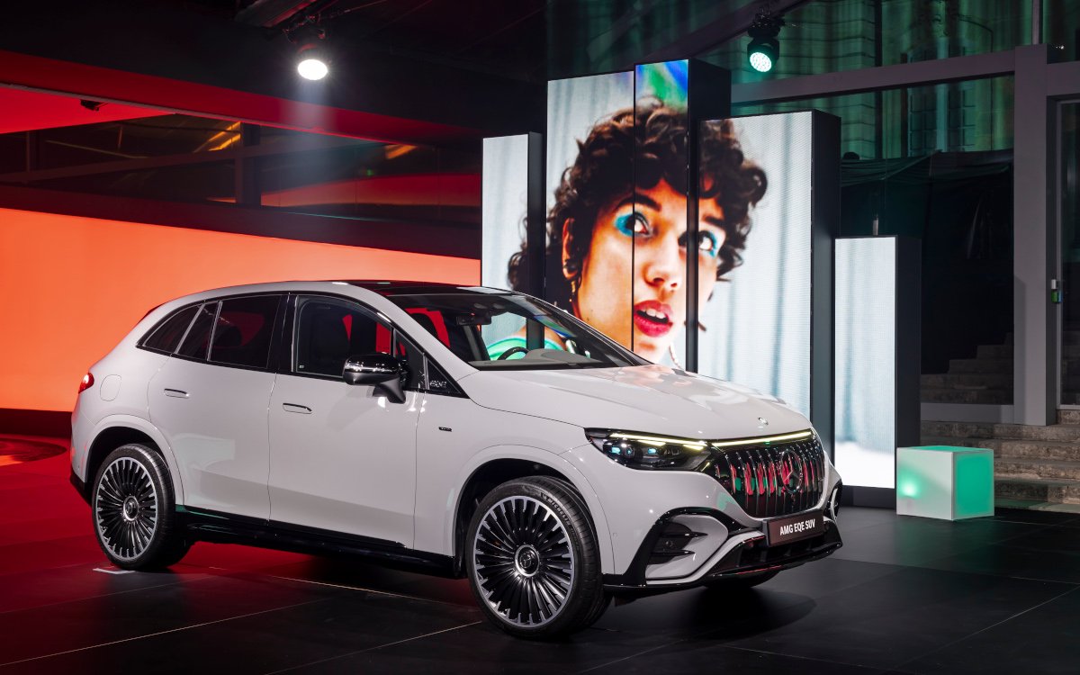 Digital gestützte Präsentation des neuen EQE-SUV (Foto: Mercedes-Benz)