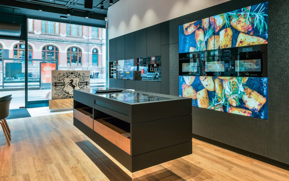 Für die Digital Signage-Lösungen im Miele Experience Center in Amsterdam bekam xplace den ersten Platz im Anwender-Voting der Kategorie Retail Technology. (Foto: Miele)