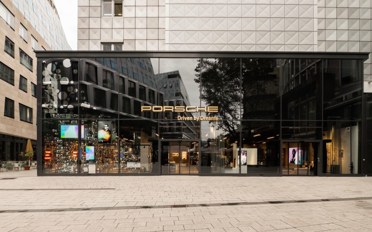 Porsche eröffnete am 13. Oktober den ersten Brand Store im Stuttgarter Dorotheen Quartier. (Foto: Porsche)