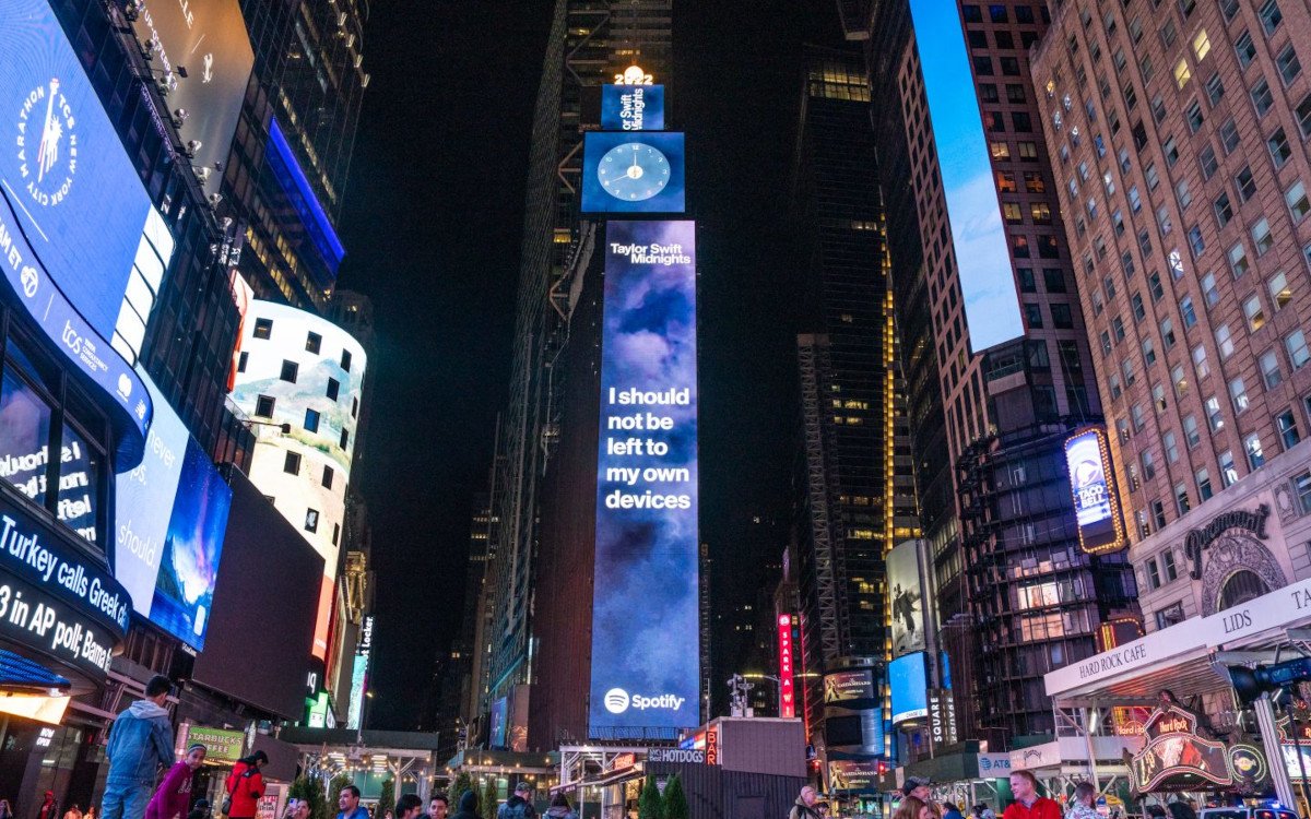 Der erste Lyrics-Reveal zum neuen Album von Taylor Swift auf dem Times Square (Foto: Spotify)