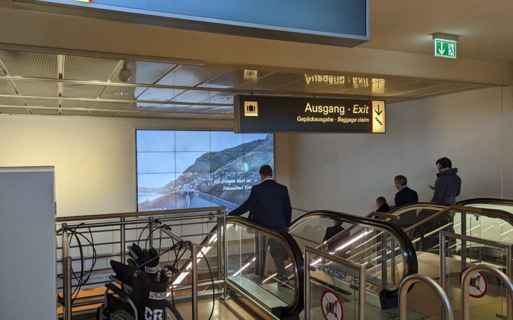 LCD-Screen am Hamburger Flughafen (Foto: invidis)