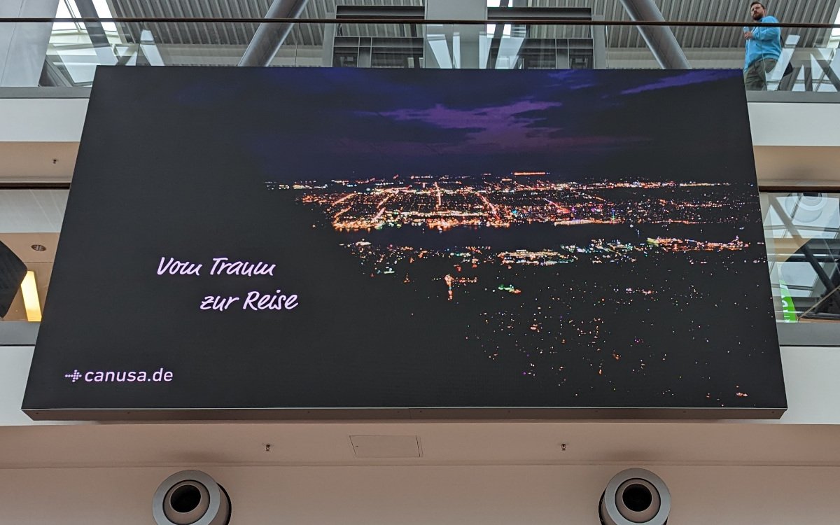 Die Plaza Window ist die neueste LED-Wall im Hamburger Flughafen. (Foto: invidis)
