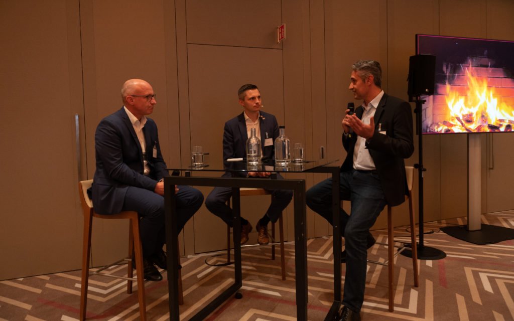 Von links: Matthias Hartmann von Sharp/NEC, Markus Fiebig von Job und Joachim Wieczorek von Samsung im Gespräch (Foto: JOB Gruppe)