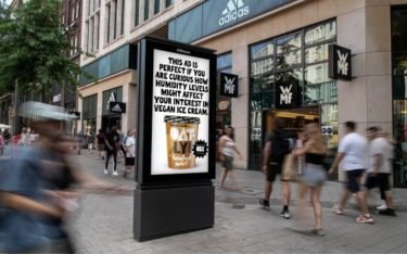 Ein Algorithmus kreierte mehr als hundert individuelle Motive für die Oatly-DooH-Kampagne. (Foto: WallDecaux)