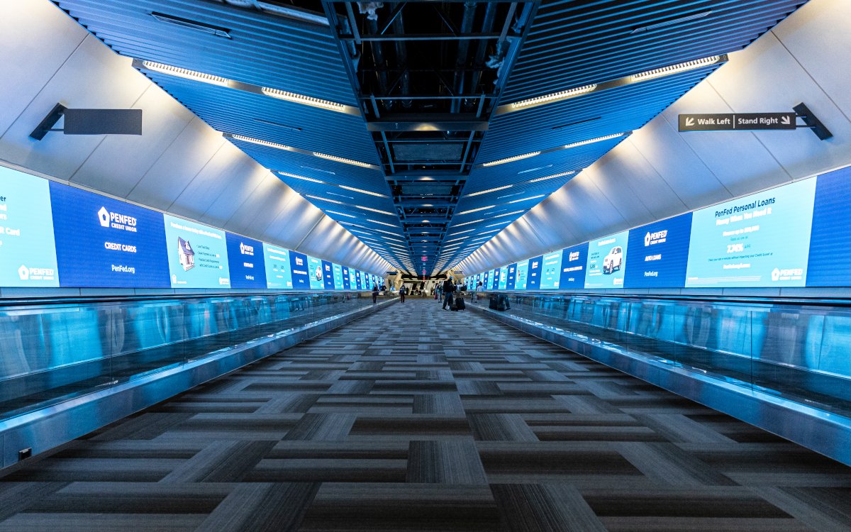 Der Penfed-LED-Tunnel am Washingtoner Flughafen. (Foto: Clear Channel Airports)