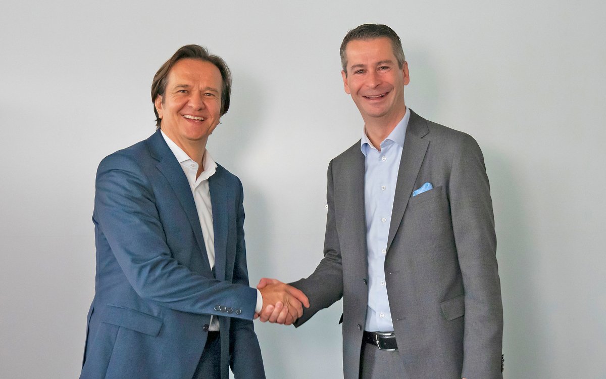 Markus Ehrle, CEO von APG|SGA, und Patrick Hess, CEO von Schindler besiegeln die Zusammenarbeit in der Schweiz. (Foto: APG|SGA)