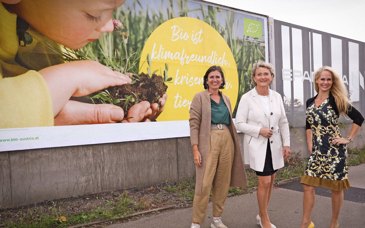 Von links: Nadia El Daly und Gertraud Grabmann von Bio Austria mit Claudia Mohr-Stradner, Head of Regional Sales Wien/Niederösterreich/Burgenland/Steiermark von Epamedia (Foto: EPAMEDIA)