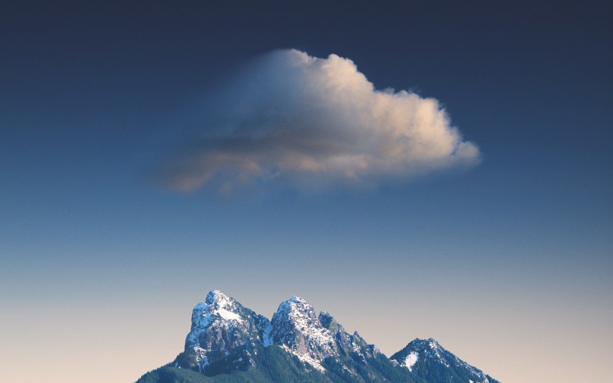 Wolke und Gipfel: Passenderweise findet der Cloud Summit von Ingram Micro Deutschland im Salzburger Land statt. (Symbolbild; Foto: Jordan Steranka, Unsplash)