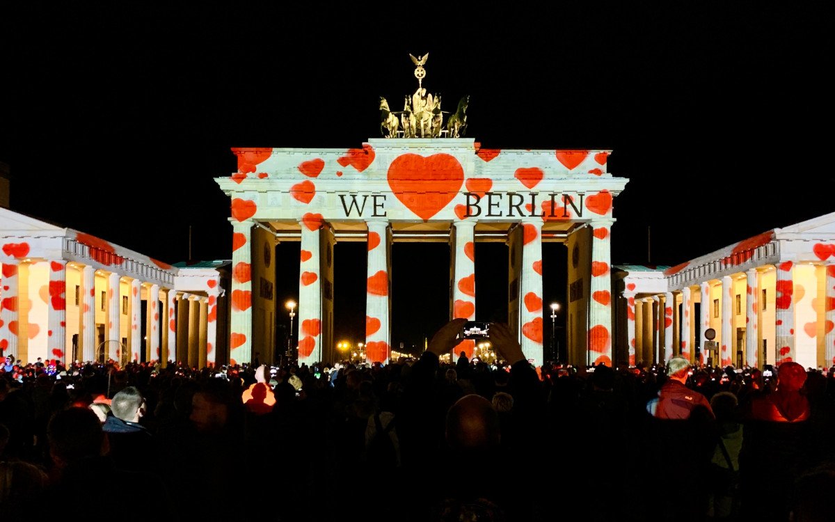 Die DACH-Region liebt Digital Signage und ProAV – das Brandenburger Tor während des Festival of Lights (Foto: Julian Schiemann/Unsplash)