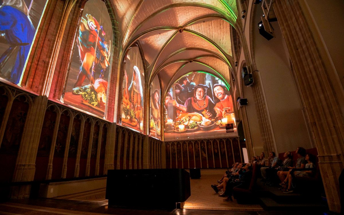 In der Grafenkapelle von Kortrijk projizieren Barco-Geräte die Schlacht der Goldenen Sporen auf die gotischen Fenster. (Foto: Barco)