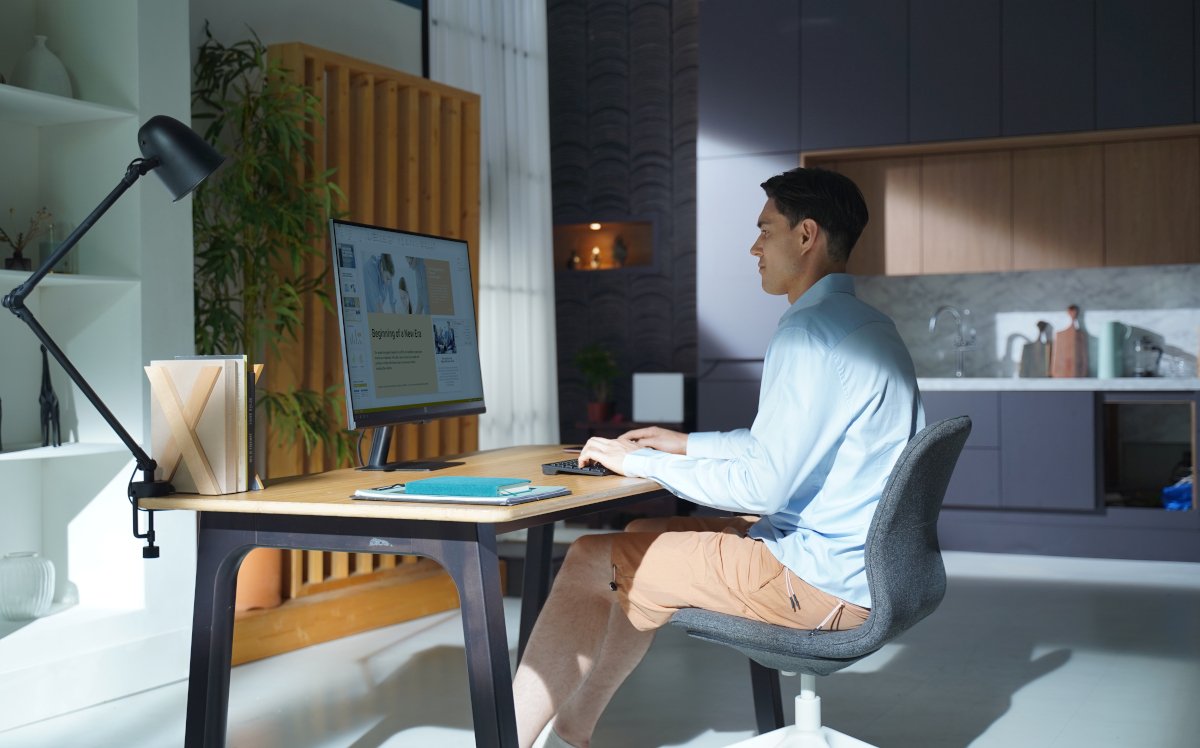 Samsung zeigt auf der Fläche Inspired Hybrid Office verschiedene Technologien, die das hybride Arbeiten unterstützen - zum Beispiel im Home Offcie. (Foto: Samsung)
