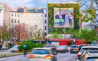"The Green" in Berlin: das neue Riesenposter von blowup mit vertikaler Bepflanzung (Foto: blowUP)