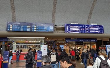 Alt neben Neu – Deutsche Bahn erneuert Abfahrtsanzeiger wie hier in Köln (Foto: invidis)
