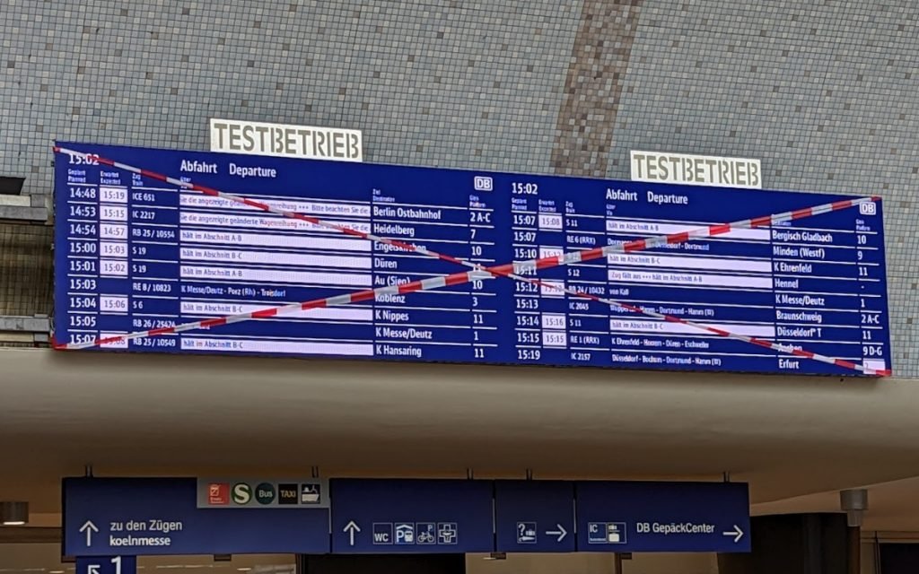 Alt neben Neu - Deutsche Bahn erneuert Abfahrtsanzeiger wie hier in Köln (Foto: invidis)