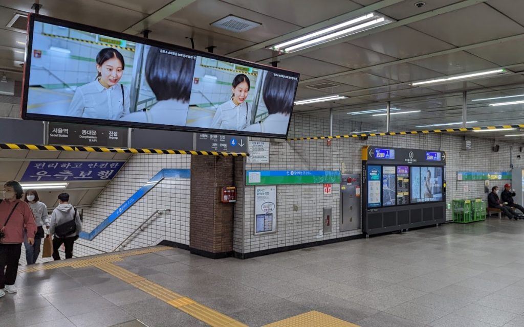 Metro Seoul - DooH-Screens von Samsung (Foto: invidis)