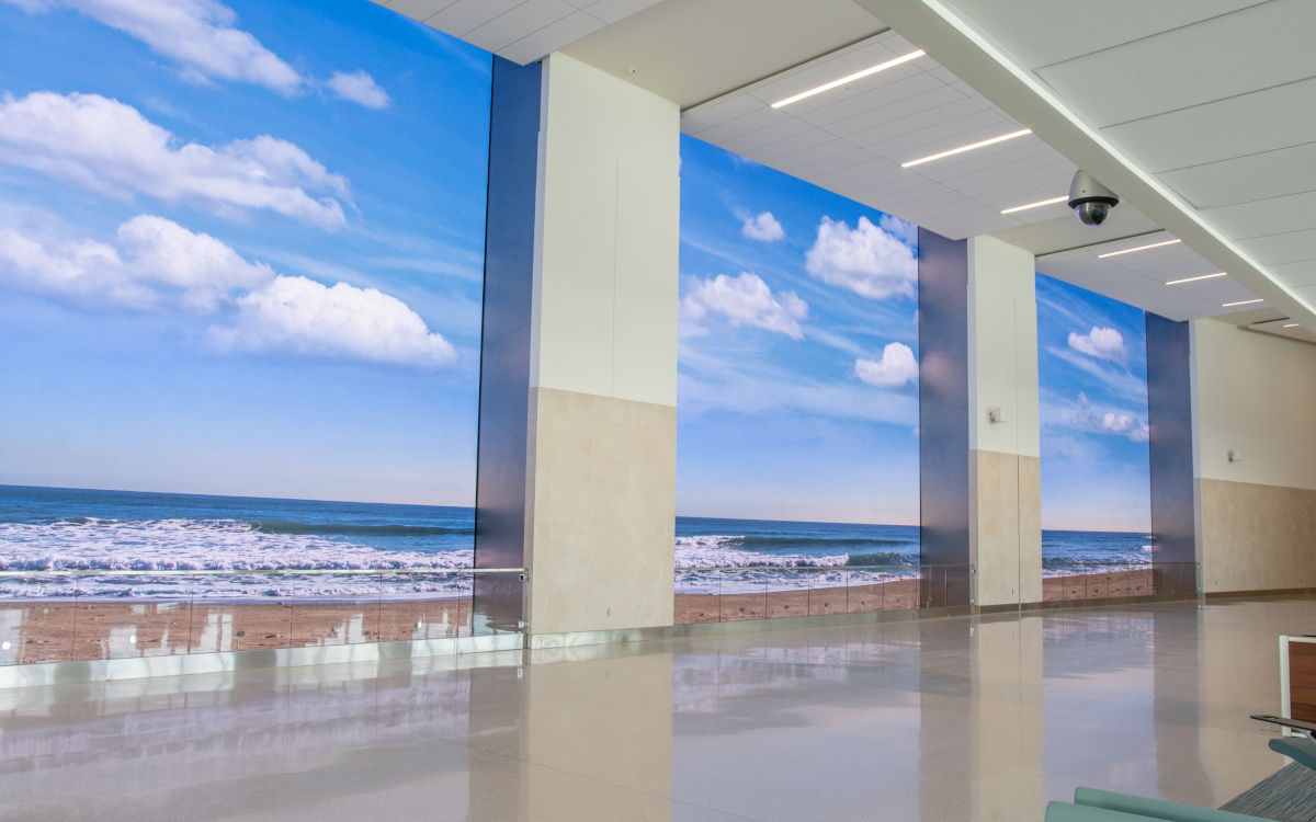 "Windows on Orlando" - digitale Fenster im Orlando Airport (Foto: Maxime Roux)
