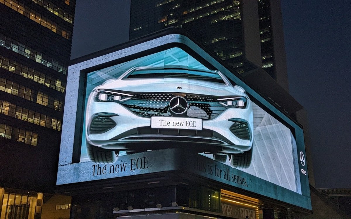 Mercedes EQE DooH-Kampagne in Seoul (Foto: invidis)